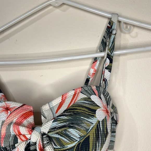 Floral one piece Medium - Picture 3 of 5